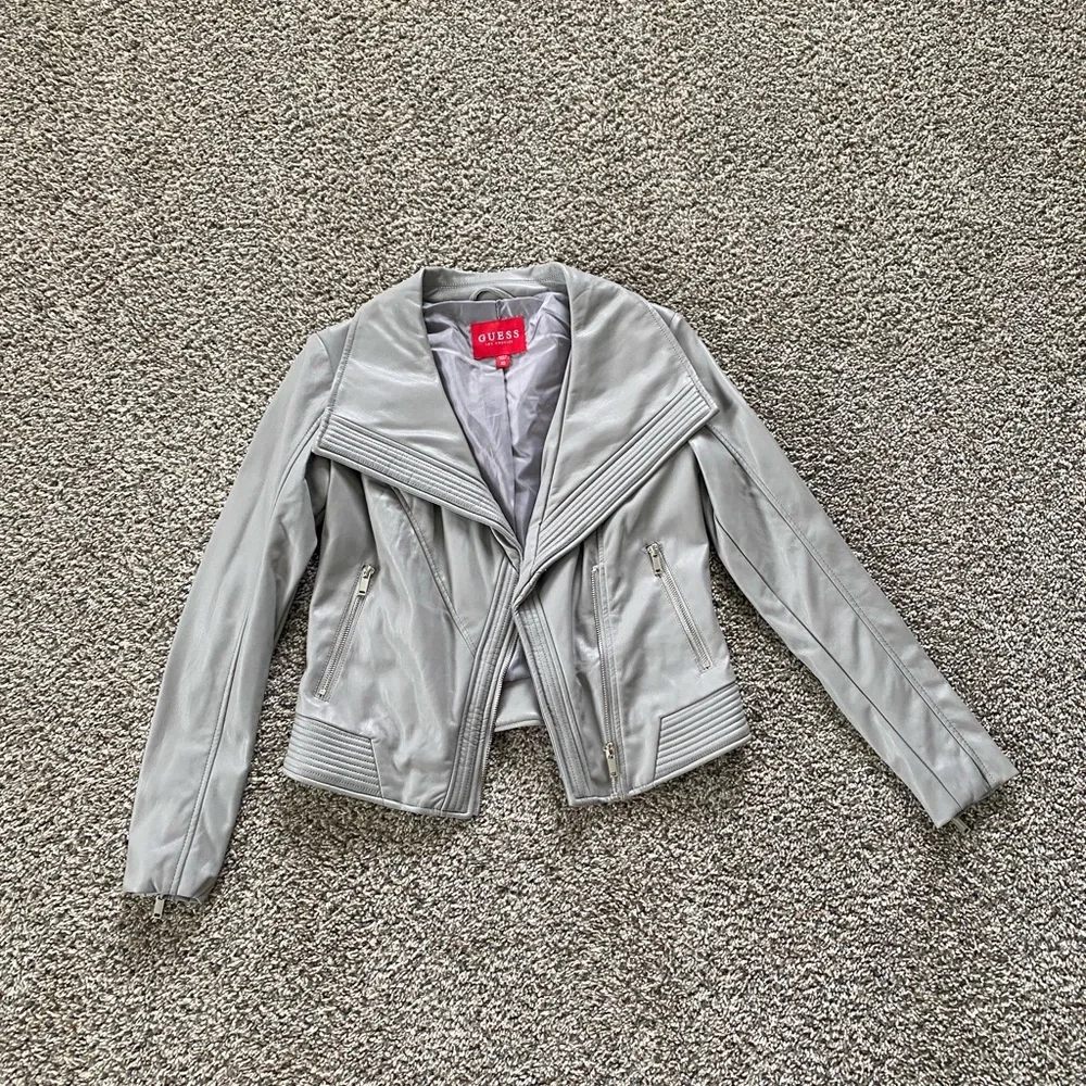 GUESS - Picture 3 of 5